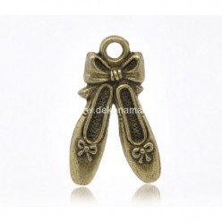 Metalinė dekoracija-pakabukas bateliai  B14441  21x13mm, antikinio žalvario